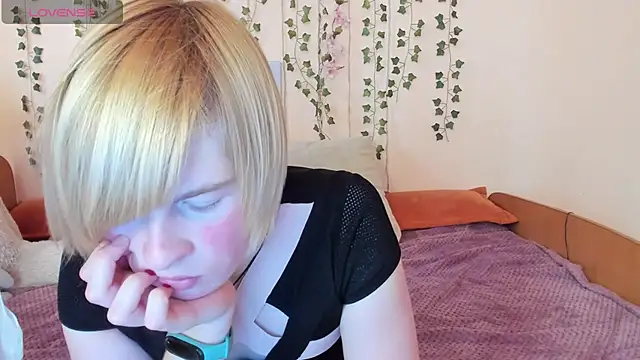 Snapshot of Cattie_w_ chatting on October 24, 3:05 am Cattie w online show from October 24, 3:05 am