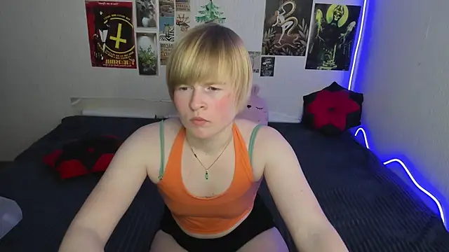 Snapshot of Cattie_w_ chatting on February 16, 1:15 am Cattie w online show from February 16, 1:15 am