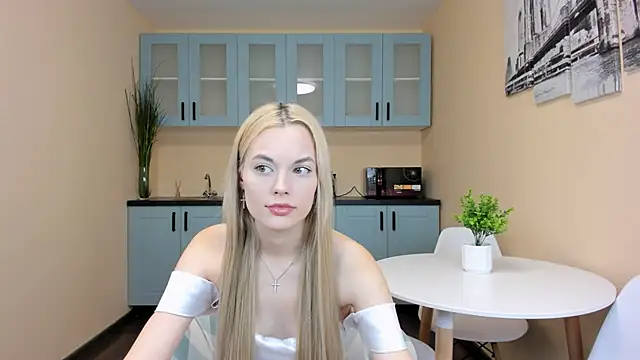 Snapshot of CallMeMargo chatting on October 8, 11:12 am CallMeMargo online show from October 8, 11:12 am