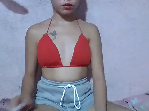 Snapshot of SweetPussie18x chatting on June 15, 1:33 pm SweetPussie18x online show from June 15, 1:33 pm