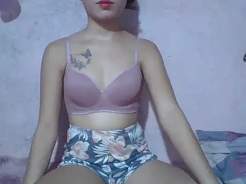 Snapshot of SweetPussie18x chatting on July 7, 6:47 am SweetPussie18x online show from July 7, 6:47 am