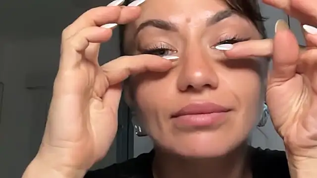 Snapshot of Roriann chatting on February 18, 10:55 am Roriann online show from February 18, 10:55 am