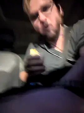 Snapshot of bear8t chatting on October 7, 7:31 am bear8t online show from October 7, 7:31 am