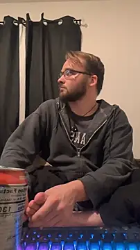 Snapshot of bear8t chatting on October 27, 6:47 am bear8t online show from October 27, 6:47 am