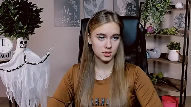 JuneWoods online show from November 8, 11:47 am