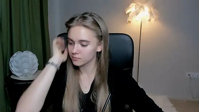 JuneWoods online show from October 3, 11:45 am