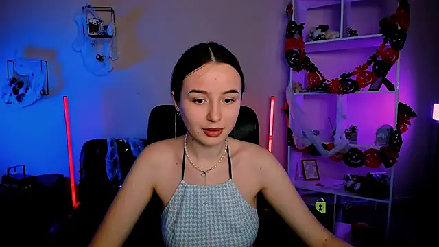 Snapshot of leslie_bird chatting on October 24, 8:57 am leslie bird online show from October 24, 8:57 am