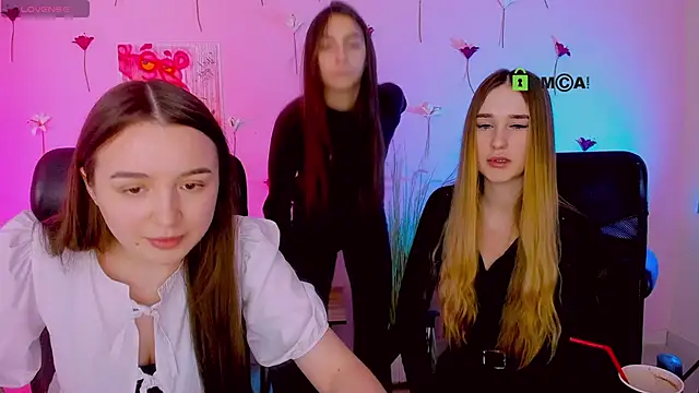 Snapshot of leslie_bird chatting on March 2, 10:00 am leslie bird online show from March 2, 10:00 am