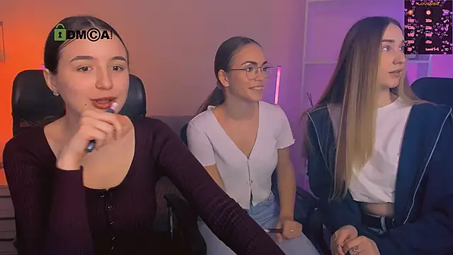 Snapshot of leslie_bird chatting on November 29, 10:15 am leslie bird online show from November 29, 10:15 am