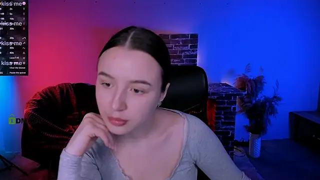 Snapshot of leslie_bird chatting on December 17, 11:48 am leslie bird online show from December 17, 11:48 am