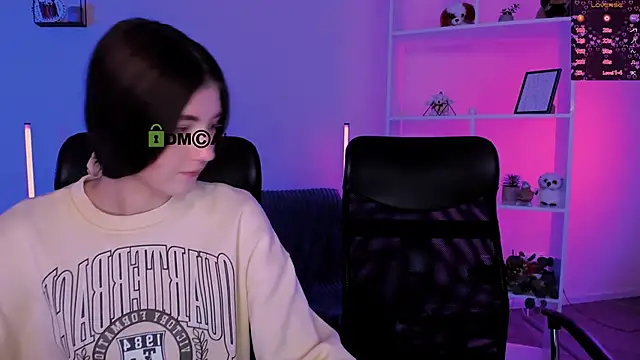 Snapshot of leslie_bird chatting on December 2, 2:30 pm leslie bird online show from December 2, 2:30 pm