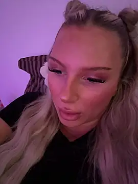 Snapshot of blondeeee chatting on July 1, 3:34 pm blondeeee online show from July 1, 3:34 pm