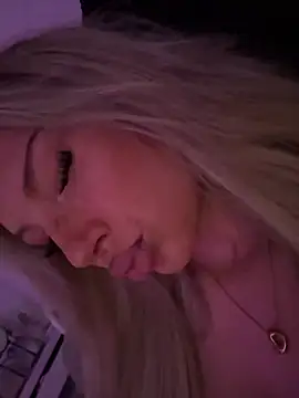 Snapshot of blondeeee chatting on May 3, 3:59 pm blondeeee online show from May 3, 3:59 pm