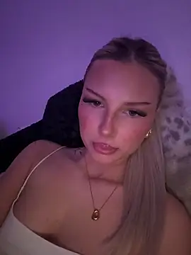 blondeeee online show from April 14, 4:12 pm