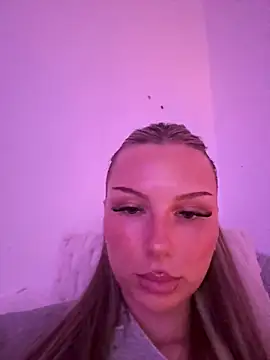 Snapshot of blondeeee chatting on May 14, 3:31 pm blondeeee online show from May 14, 3:31 pm