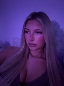 blondeeee online show from March 25, 5:45 pm