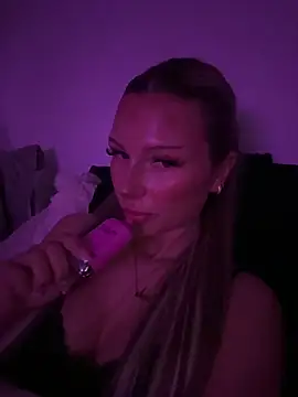 blondeeee online show from February 25, 5:57 pm