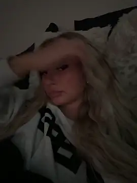 blondeeee online show from April 4, 2:45 pm