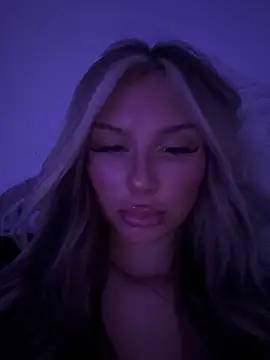 Snapshot of blondeeee chatting on May 17, 5:35 pm blondeeee online show from May 17, 5:35 pm