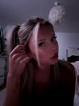 Snapshot of blondeeee chatting on December 15, 5:41 pm blondeeee online show from December 15, 5:41 pm