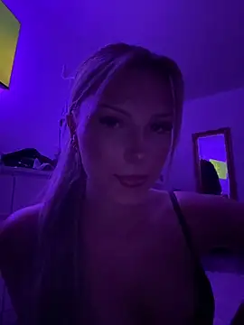 blondeeee online show from December 17, 5:51 pm