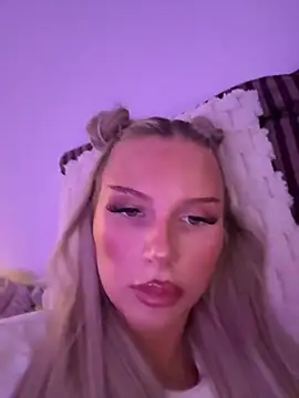 Snapshot of blondeeee chatting on June 30, 3:45 pm blondeeee online show from June 30, 3:45 pm