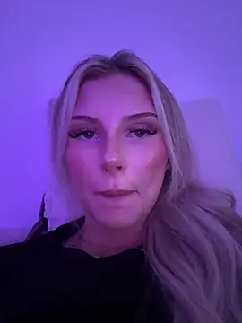 Snapshot of blondeeee chatting on June 24, 3:43 pm blondeeee online show from June 24, 3:43 pm
