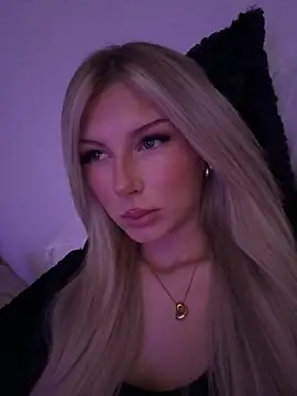 blondeeee online show from April 15, 4:33 pm