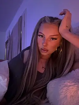 Snapshot of blondeeee chatting on May 21, 4:15 pm blondeeee online show from May 21, 4:15 pm
