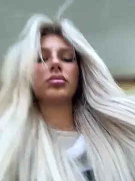 Snapshot of blondeeee chatting on April 28, 4:44 pm blondeeee online show from April 28, 4:44 pm