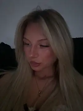 Snapshot of blondeeee chatting on May 6, 4:11 pm blondeeee online show from May 6, 4:11 pm