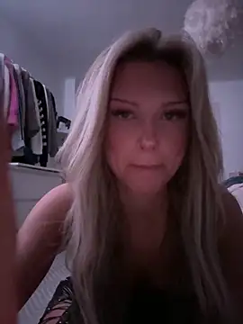 Snapshot of blondeeee chatting on December 16, 5:28 pm blondeeee online show from December 16, 5:28 pm