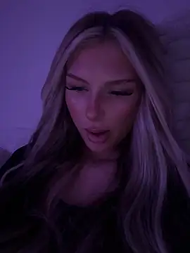 Snapshot of blondeeee chatting on May 18, 3:39 pm blondeeee online show from May 18, 3:39 pm