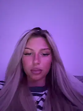 Snapshot of blondeeee chatting on May 4, 4:54 pm blondeeee online show from May 4, 4:54 pm