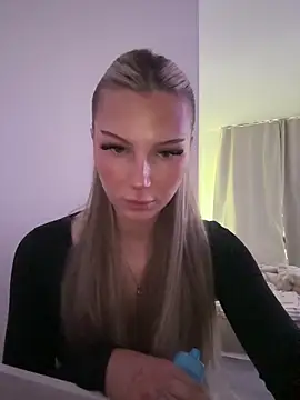Snapshot of blondeeee chatting on May 30, 3:50 pm blondeeee online show from May 30, 3:50 pm