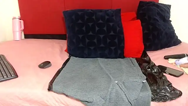 CurvyQueenx2 online show from April 15, 9:04 am