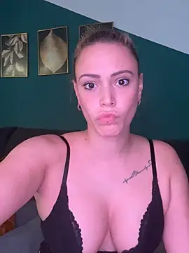Snapshot of Stellaspice chatting on October 20, 9:43 am Stellaspice online show from October 20, 9:43 am