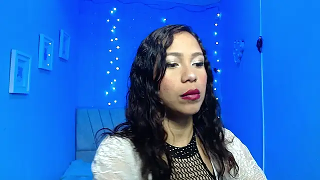 Snapshot of mIley_011 chatting on October 4, 1:23 pm mIley 011 online show from October 4, 1:23 pm