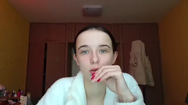 Emilia Light online show from February 19, 8:00 am