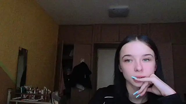 Emilia Light online show from April 3, 8:10 am