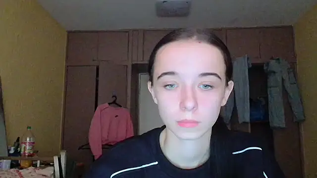 Snapshot of Emilia_Light chatting on October 18, 9:11 am Emilia Light online show from October 18, 9:11 am