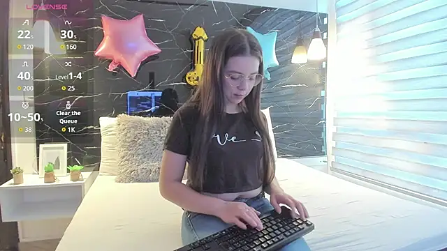 ZOE LE online show from December 2, 11:45 am