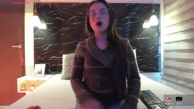 ZOE LE online show from March 4, 11:40 am