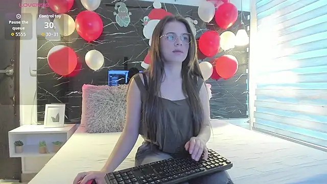 ZOE LE online show from December 15, 11:38 am