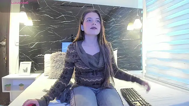 ZOE LE online show from February 7, 11:40 am