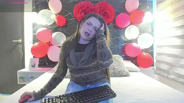 ZOE LE online show from February 21, 11:45 am