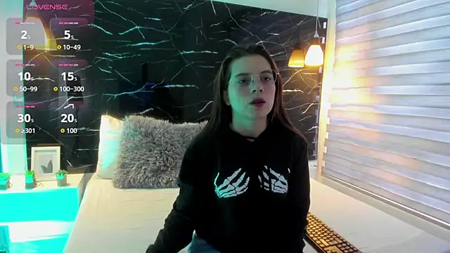 ZOE LE online show from November 4, 11:47 am