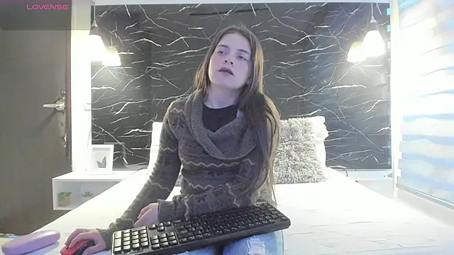 ZOE LE online show from February 12, 11:43 am