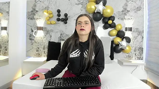 ZOE LE online show from April 15, 11:59 am