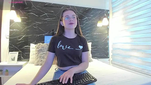 ZOE LE online show from January 8, 11:38 am